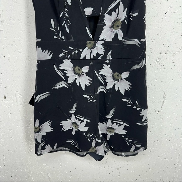 BeBe Women's Size 2 Black Banded Floral Printed GGT Romper NEW - Picture 6 of 16
